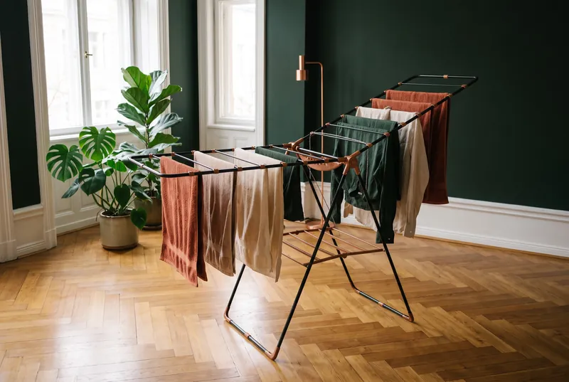 Clearact Wing in Kupfernacht (Schwarz/Kupfer) mit Wäsche im Wohnraum (KI-generierte Szene)